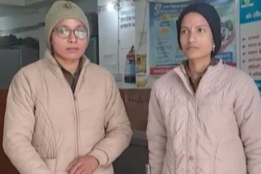 বুধবার  সকাল ১১টা নাগাদ হাজিপুরের সেন্দুয়ারি চকের উত্তর বিহার গ্রামীণ ব্যাঙ্কে পাহারা দিচ্ছিলেন পুলিশের দুই মহিলা কনস্টেবল জুহি কুমারী এবং শান্তি কুমারী।