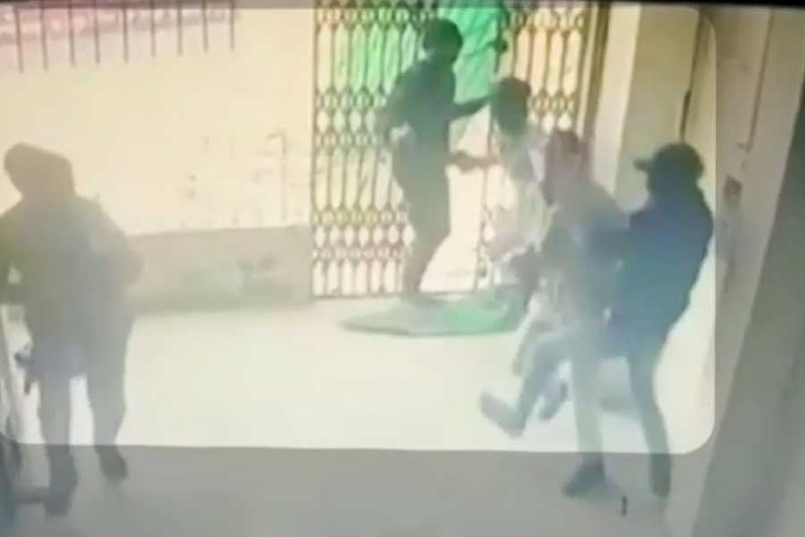 হঠাৎ করেই সশস্ত্র তিন দুষ্কৃতী ডাকাতির উদ্দেশ্যে ওই ব্যাঙ্কে হানা দেয়। লোহার দরজা পেরিয়ে ব্যাঙ্কের ভিতরে ঢোকার মুখেই প্রতিরোধের মুখোমুখি হন তাঁরা।