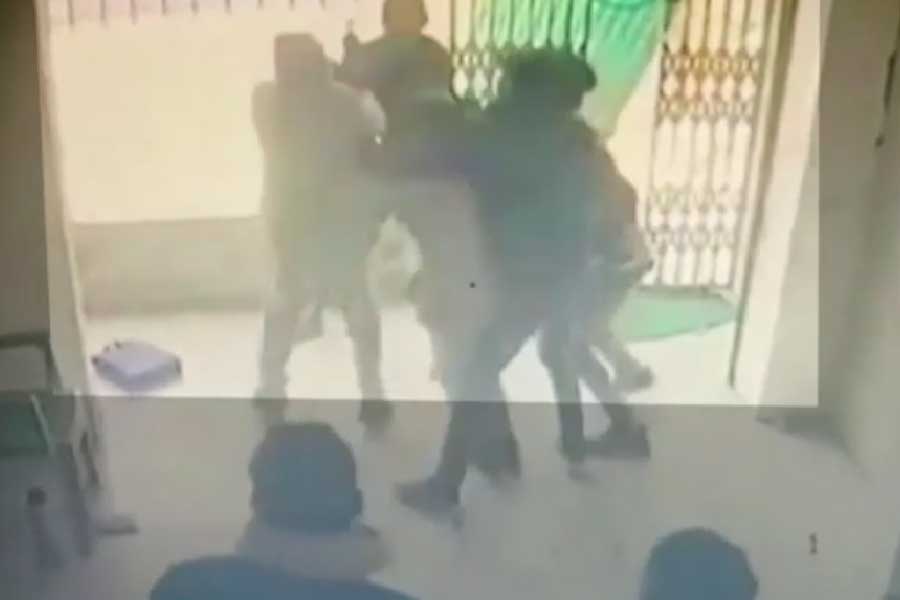 বেগতিক দেখে তাঁরা জুহি এবং শান্তিকে ভয় দেখাতে থাকেন। দুষ্কৃতীরা তাঁদের দিকে বন্দুক তাক করলেও ভয় পাননি দুই মহিলা কনস্টেবল। এক লাফে ডাকাতদের কাছে পৌঁছে, তাঁদের বন্দুক ধরে পরাস্ত করেন ডাকাতদের।