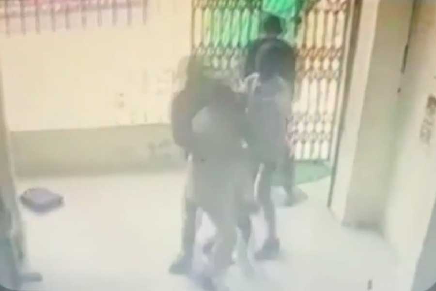 প্রকাশ্যে আসা ওই ভিডিয়োতে দেখা গিয়েছে, ডাকাতদের এক জন জুহি এবং শান্তিকে পিস্তল দেখিয়ে ভয় দেখানোর চেষ্টা করেন। কিন্তু এক মুহূর্তও নষ্ট না করে ডাকাতদের দিকে এগিয়ে যান তাঁরা।