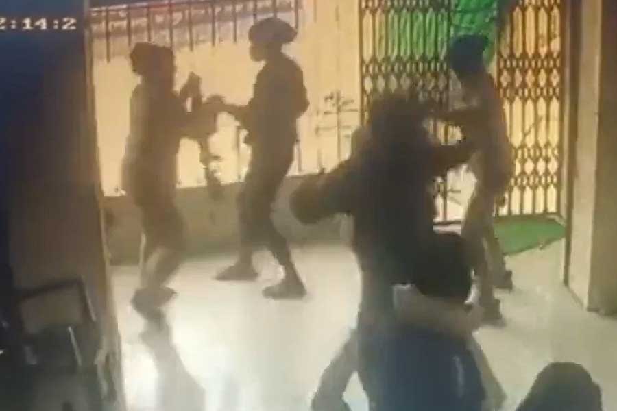 খালি হাতে দুষ্কৃতীদের পিস্তলের নল ধরে ফেলেন নির্ভীক দুই মহিলা পুলিশকর্মী। ডাকাতদের সঙ্গে হাতাহাতি শুরু হয় জুহি এবং শান্তির।