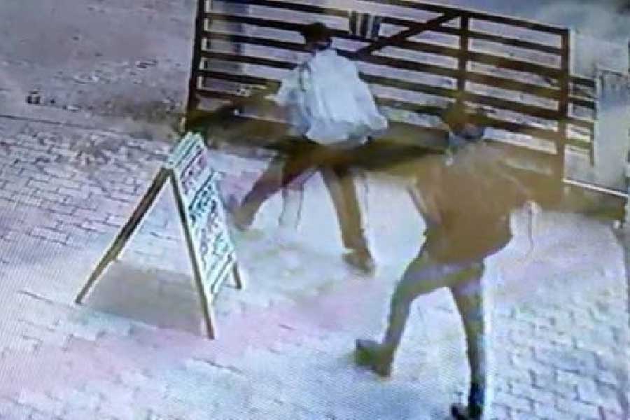 লড়াইয়ে জুহি এবং শান্তি আহত হলেও তাঁরা দুষ্কৃতীদের এক মুহূর্তের জন্যও চড়াও হতে দেননি। উল্টে মহিলা পুলিশকর্মীদ্বয়ের সঙ্গে না যুঝতে পেরে ময়দান ছেড়ে পালায় ডাকাতের দল। ব্যাঙ্ক লুট না করেই চম্পট দেন তাঁরা।