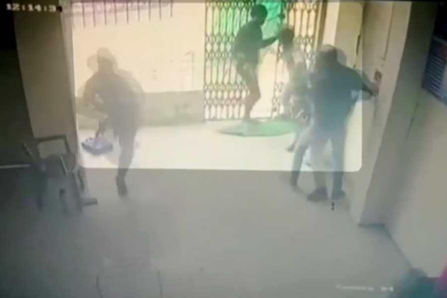 এই ঘটনা প্রসঙ্গে জুহি বলেন, ‘‘আমি ওই তিন দুষ্কৃতীকে জিজ্ঞাসা করেছিলাম যে, তিন জনেরই ব্যাঙ্কে কাজ আছে কি না। তাঁরা সম্মতি জানিয়েছিলেন। সন্দেহ হওয়ায় আমি তাঁদের পাশবুক দেখাতে বলেছিলাম। তখনই ওঁরা বন্দুক বের করেন।’’