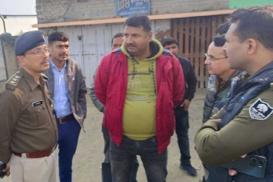 শান্তির কথায়, ‘‘ওঁরা আমাদের রাইফেল ছিনিয়ে নেওয়ার চেষ্টা করেছিলেন। কিন্তু আমরা সিদ্ধান্ত নিই যে, যাই ঘটুক না কেন, আমরা ওঁদের ব্যাঙ্ক ডাকাতি করতে দেব না। আমরা আমাদের রাইফেলও কেড়ে নিতে দিইনি। ওরা পালিয়ে যাওয়ার পরও জুহি ওঁদের দিকে তেড়ে গিয়েছিল।’’