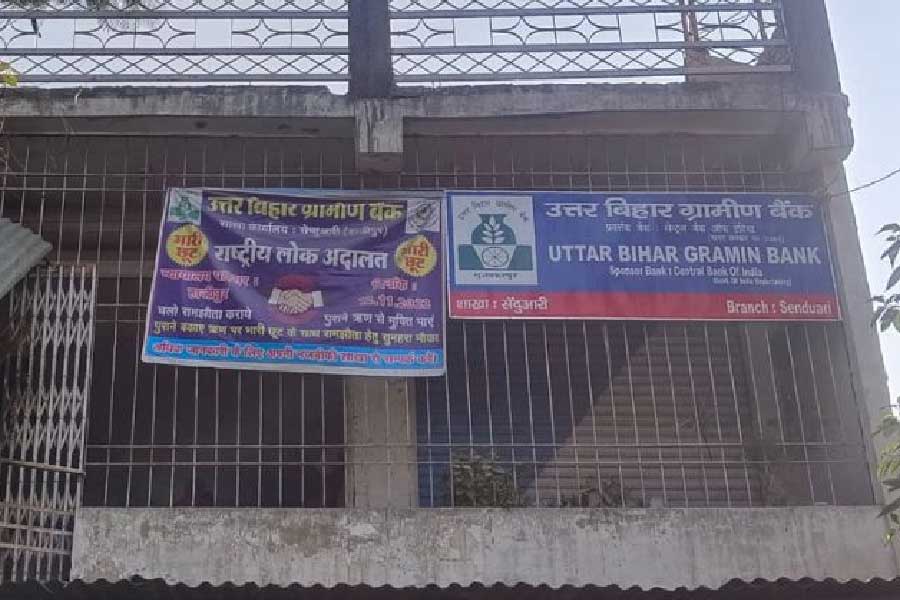 সেন্দুয়ারি চক থানার পুলিশ আধিকারিক ওম প্রকাশ বলেন, ‘‘তিন জন দুষ্কৃতী বুধবার সকাল ১১টার দিকে সেন্দুয়ারিতে ব্যাঙ্ক লুট করার চেষ্টা করেছিল। আমাদের মহিলা কনস্টেবল সাহস দেখিয়ে তাঁদের আটকে দেন। গুলি চালাতে হয়নি। কনস্টেবলদের পুরস্কৃত করা হবে।’’