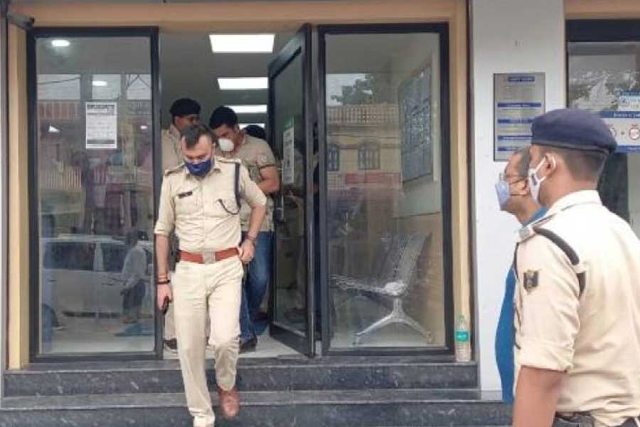 পুলিশ এখন ওই দুষ্কৃতীদের সন্ধানে রয়েছে এবং পুরো বিষয়টি খতিয়ে দেখতে তদন্ত শুরু করেছে। সেলুলয়েডের পর্দায় সাহসিকতার যে দৃশ্য বারবার দেখা গিয়েছে, বাস্তবে যেন তেমন কিছুই ঘটল।