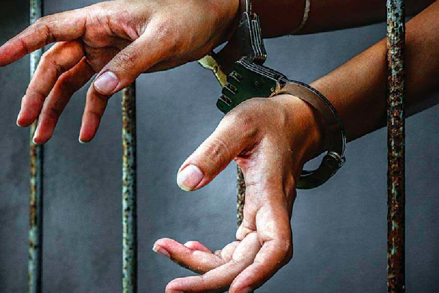 একটুর জন্য ‘দৃশ্যম’ হল না। মাথার উপর ৮৫ লক্ষ টাকার দেনার বোঝা! সেই দেনার দায় মেটাতে কী না করলেন এক সরকারি কর্মচারী। জালিয়াতি, খুনের চক্রান্ত— বাদ গেল না কিছুই। শেষে এক নিরপরাধ ব্যক্তিকে আগুনে পুড়িয়ে খুনও করলেন তিনি। তেলঙ্গানার এই ঘটনায় পুলিশ ওই সরকারি কর্মচারীকে সপরিবার গ্রেফতার করেছে। 