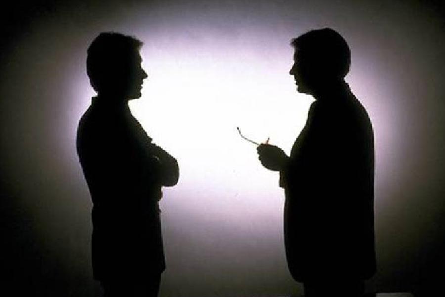 জীবনবিমার টাকা। সেই টাকা মৃত্যুর পরই পাওয়ার কথা বিমাকারীর। ওই সরকারি কর্তা এর পর খুঁজতে শুরু করেন এমন এক জনকে, যাঁর সঙ্গে তাঁর চেহারার মিল রয়েছে। পেয়েও যান। 