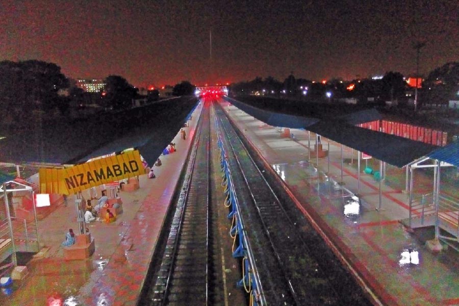 পুলিশ জানতে পারে, ঘটনাটি ঘটে গত ৮ জানুয়ারি। ওই সরকারি কর্তা তাঁর এক আত্মীয়ের সঙ্গে নিজামাবাদ রেল স্টেশন থেকে এক ব্যক্তিকে কথায় ভুলিয়ে তাঁদের সঙ্গে নিয়ে আসেন। 