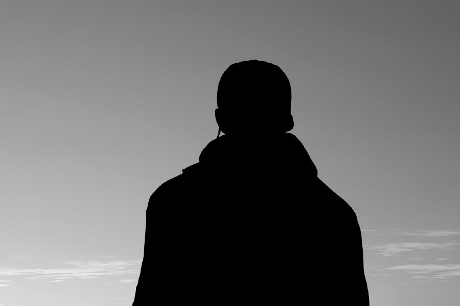 জানা যায়, মধ্যবয়সি ওই ব্যক্তিকে এর পর নিজের মাথার চুল কামিয়ে ফেলতেও বাধ্য করেন তাঁরা। পরিয়ে দেন অফিসারের পোশাক। 