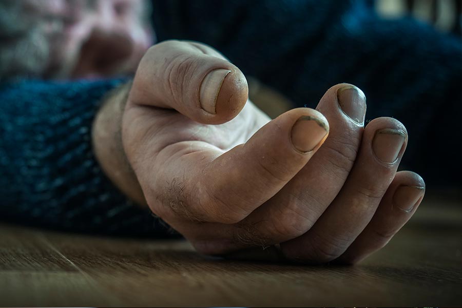 পুলিশের অনুমান, ওই ব্যক্তি তাতে আপত্তি জানালে তাকে খুন করে গাড়িতে বসিয়ে দেওয়া হয়। তার আগে তাঁর পোশাকের ভিতর ঢুকিয়ে দেন নিজের পরিচয় পত্র। 