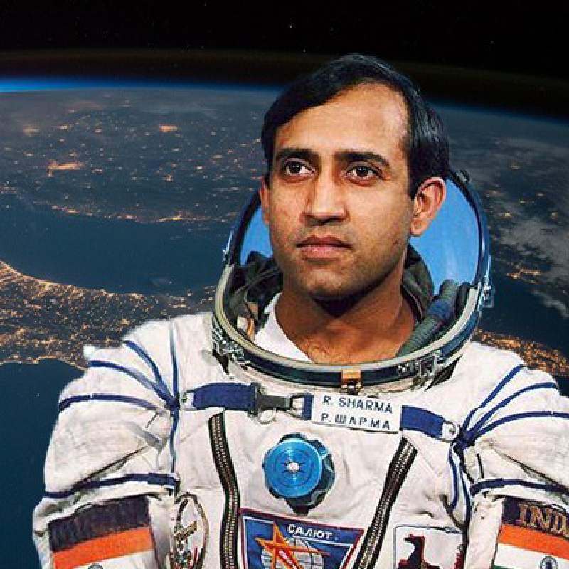 রাকেশ শর্মা। ভারতের প্রথম মহাকাশচারী হিসাবে মহাশূন্যের উদ্দেশে পাড়ি দিয়েছিলেন। ছোটদের বইয়ের পাতায় তাঁর নাম জ্বলজ্বল করে এখনও।