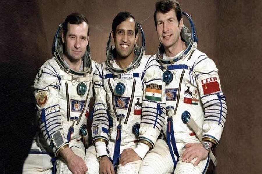 মহাকাশ অভিযানে রাকেশের সঙ্গী হয়েছিলেন শিপ কমান্ডার ইউরি ম্যালিশেভ এবং ফ্লাইট ইঞ্জিনিয়ার গেন্নাদি স্ট্রেকালভ। মহাকাশে টানা ৭ দিন ২১ ঘণ্টা ৪০ মিনিট কাটিয়ে ফেরেন তাঁরা।