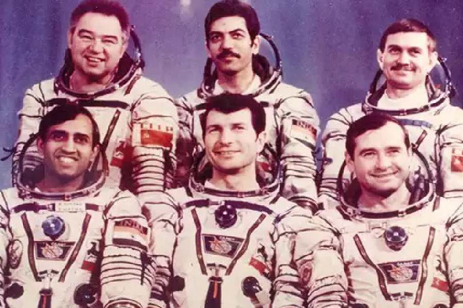 এই সময়ের মধ্যে পৃথিবীর বায়ুমণ্ডলের বাইরে থেকে যথাসম্ভব তথ্য তাঁরা সংগ্রহ করেন। সফল অভিযানের শেষে আবার পৃথিবীর মাটি ছোঁয়ার পর রাকেশ এবং তাঁর মহাকাশচারী সঙ্গীদের নিয়ে মাতামাতি শুরু হয়।