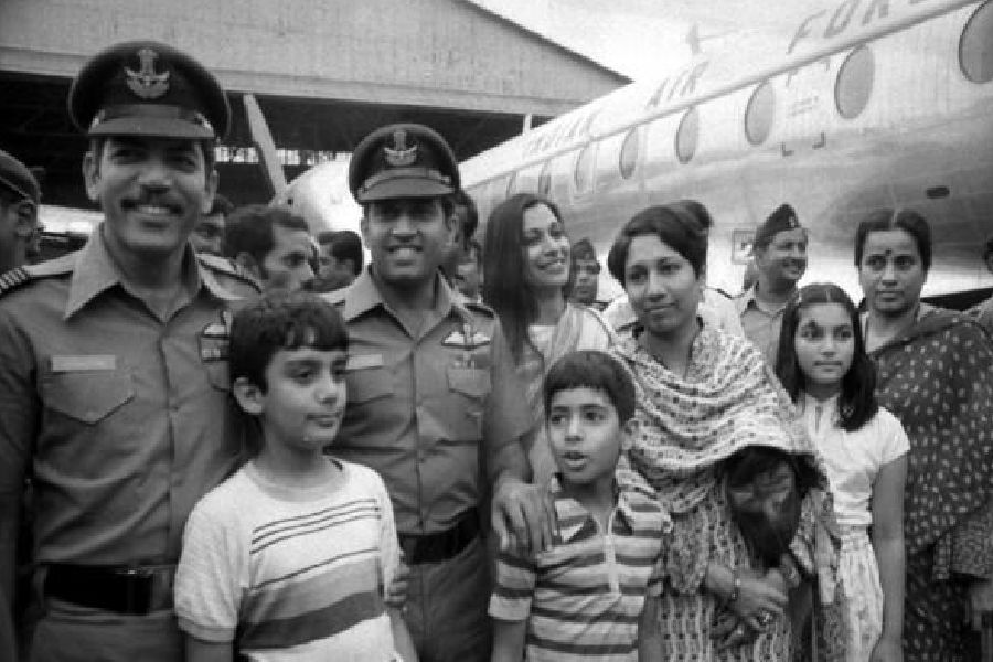 ১৯৪৯ সালের ১৩ জানুয়ারি পঞ্জাবের পটিয়ালায় জন্ম রাকেশের। ভারতীয় বায়ুসেনায় পাইলট হিসাবে যোগ দেন ১৯৭০ সালে। সময়ের সঙ্গে সঙ্গে তাঁর পদোন্নতি হয়।