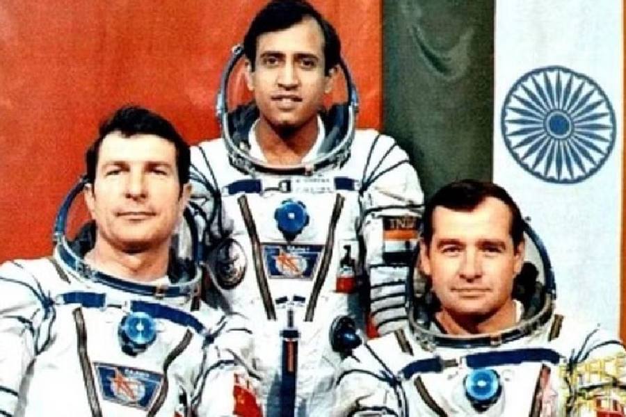 ১৯৮৪ সালে সাবেক সোভিয়েত ইউনিয়নের সঙ্গে যৌথ ভাবে মহাকাশ অভিযানে অংশ নিয়েছিল ভারত। প্রথম ভারতীয় হিসাবে সেই অভিযানে মহাকাশে পাড়ি দেন রাকেশ।