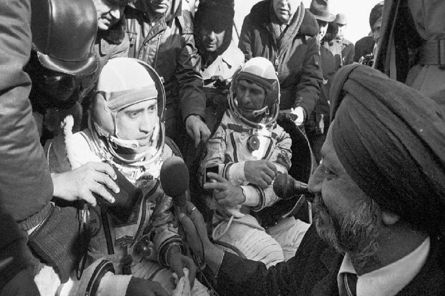 কিন্তু দেশের মহাকাশ গবেষণা চর্চায় এহেন প্রথম সারির ব্যক্তিত্ব সময়ের সঙ্গে সঙ্গে যেন হারিয়ে গিয়েছেন। দীর্ঘ দিন প্রচারে নেই রাকেশ।