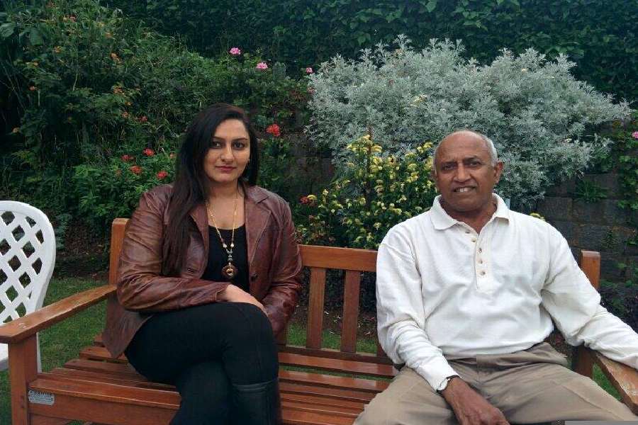 স্ত্রী মধুর সঙ্গে কুন্নুরের বাড়িতে নির্বিঘ্নে দিন কাটাচ্ছেন রাকেশ। তাঁর পুত্র কপিল পেশায় চলচ্চিত্র পরিচালক। কন্যা কৃত্তিকা কাজ করেন মিডিয়া আর্টিস্ট হিসাবে।