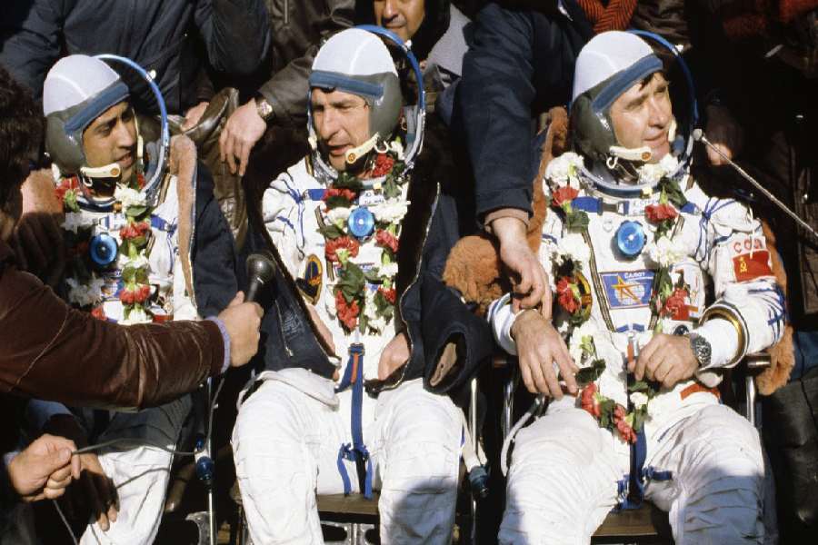 ভারতীয় মহাকাশ গবেষণা সংস্থা ইসরোর সঙ্গেও বেশ কিছু দিন কাজ করেছেন রাকেশ। ইসরোর ‘গগনযান’ প্রকল্পের পরামর্শদাতা কাউন্সিলের সদস্য ছিলেন তিনি। মহাকাশচারী নির্বাচনের সঙ্গে যুক্ত ছিলেন বেশ কিছু দিন।