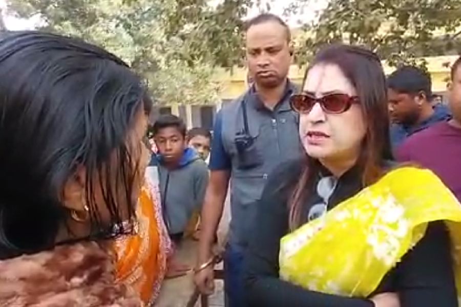 Satabdi Roy A Woman Requested Satabdi Roy To Find Her Husband In Birbhum Dgtld Anandabazar