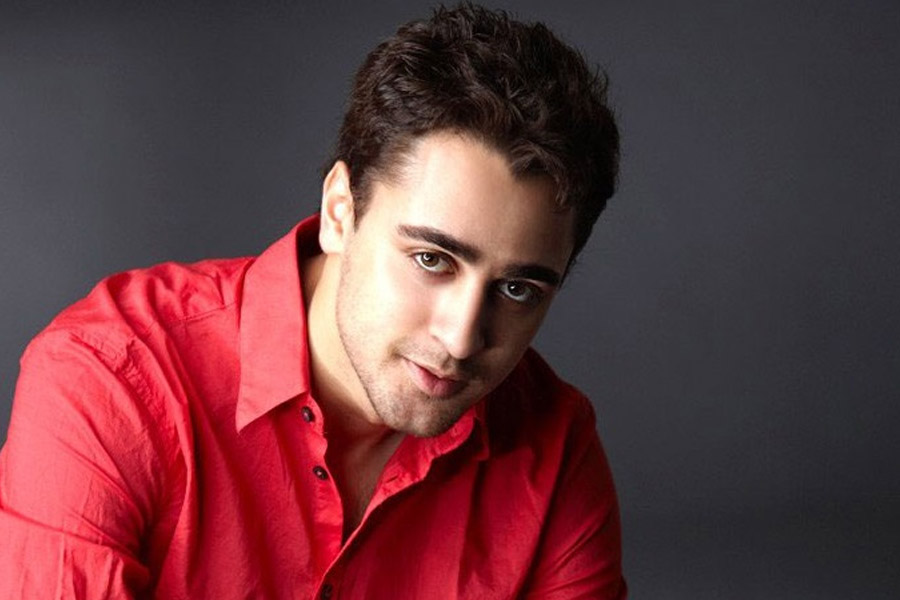 কর্ণের সঙ্গে প্রশ্নোত্তর পর্ব চলাকালীন বেফাঁস মন্তব্য করে বসেন ইমরান। কর্ণ ওই পর্বে ইমরানকে প্রশ্ন করেন, ইন্ডাস্ট্রির কোন পরিচালককে তিনি ‘ফিল্ম ডিরেকশন ফর ডামিজ়’ বইটি উপহার দিতে চান। 