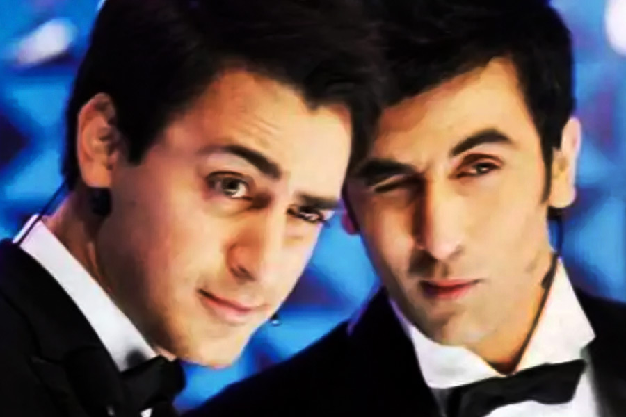 অভিনেতা খানিকটা মজার ছলেই কর্ণকে পাল্টা প্রশ্ন করেন, ‘‘আমি যদি আপনাকে এই বইটি উপহার দিই, তা হলে কি আপনি কিছু মনে করবেন?’’ ইমরানের এই প্রশ্ন শুনে তাজ্জব হয়ে যান কর্ণ। ইমরান এমন পাল্টা জবাব দেবেন, তা ভাবতেই পারেননি কর্ণ। যদিও রণবীর এই উত্তর শুনে সজোরে হেসে উঠেছিলেন।