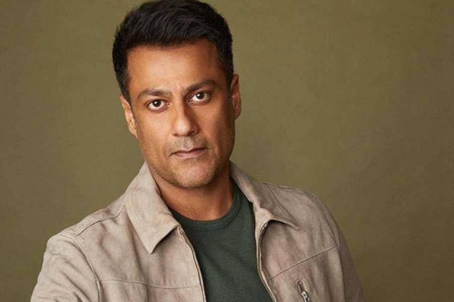 হংসল মেহতার পরিবর্ত হিসেবে নির্মাতারা অভিষেক কপূরকে ভেবেছেন।