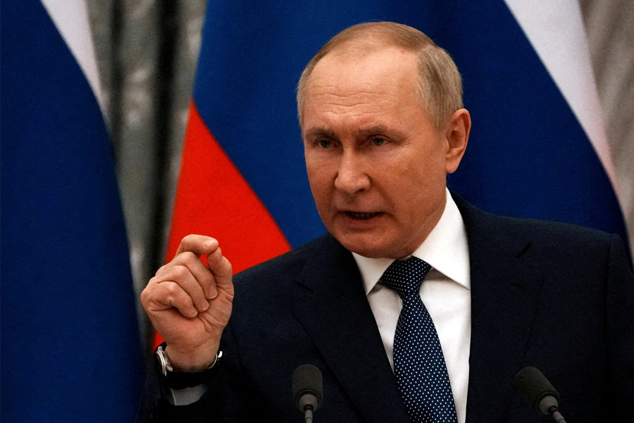 প্রায় ১ বছর হতে চলল ইউক্রেনের সঙ্গে যুদ্ধ চালাচ্ছে রাশিয়া। গত ১১ মাসের যুদ্ধে ধ্বংসের নানা বিভীষিকার ছবি দেখেছে দুনিয়া। কিন্তু যুদ্ধ থামার কোনও লক্ষ্মণই নেই। বরং আগামী দিনে রণাঙ্গনে আরও পরাক্রমশালী হতে বিপজ্জনক অস্ত্র বানিয়ে ফেলেছে ভ্লাদিমির পুতিনের বাহিনী। 