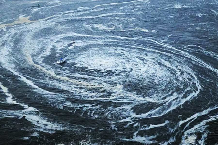 প্রকৃতির রোষে সুনামির মতো বিপদ ঘটে। অতীতে সুনামির ভয়াবহতার সাক্ষী থেকেছে গোটা বিশ্ব। এ বার পুতিনের খামখেয়ালিপনায় সুনামি ঘটতে পারে। ভাবছেন, এ আবার কী ভাবে সম্ভব!