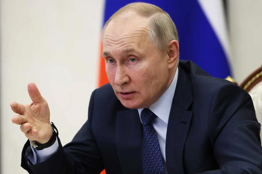 ইউক্রেনের সঙ্গে যুদ্ধ চলছে রাশিয়ার। এই পরিস্থিতিতে ইউক্রেনের হাতে অস্ত্র তুলে দিচ্ছে পশ্চিমি দেশগুলি। যা মোটেই ভাল চোখে দেখছে না মস্কো। এই আবহে পুতিনের এই অস্ত্রের তোড়জোড়ের খবর আলাদা মাত্রা যোগ করেছে। 