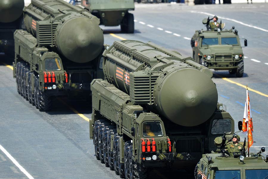 গত বছরের ২৪ ফেব্রুয়ারি প্রথম ইউক্রেনের মাটিতে আক্রমণ চালায় রুশ বাহিনী। যত দিন গড়িয়েছে, দু’দেশের মধ্যে যুদ্ধের তীব্রতা বেড়েছে। রুশ বাহিনীর আক্রমণে ইউক্রেনের বিস্তীর্ণ এলাকা কার্যত ধ্বংসস্তূপে পরিণত হয়েছে। যুদ্ধে মৃত্যু হয়েছে বহু মানুষের। ইউক্রেনের বহু মানুষই ঘর ছেড়ে অন্যত্র আশ্রয় নিয়েছেন।