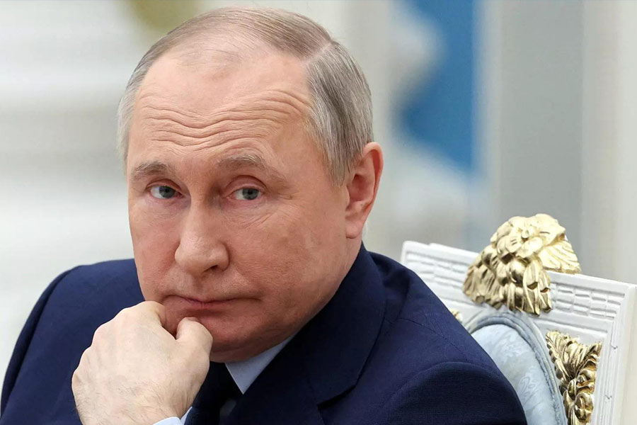 এই পরিস্থিতিতে পুতিনের হাতে এই ‘অবিনশ্বর’ অস্ত্র ঘিরে কৌতূহল তৈরি হয়েছে আন্তর্জাতিক মহলে। রাশিয়ার এই অস্ত্র কতটা বিপজ্জনক হবে সে নিয়ে চর্চা চলছে। ইউক্রেনকে যুদ্ধে পরাস্ত করে নানা অস্ত্রের সম্ভার নিয়ে পুরোদমে ঝাঁপিয়ে পড়ছে পুতিনের সৈন্যদল। সেই তালিকায় এই শক্তিশালী অস্ত্র ইউক্রেনের পাশাপাশি মাথাব্যথা বাড়িয়েছে পশ্চিমি দেশগুলিরও। 