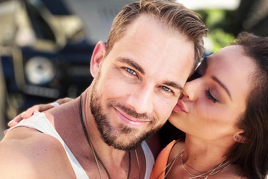 তাঁর নাম ক্যাটি স্কিটস জোনস। যাঁকে বিয়ে করেছেন তিনি পর্ন তারকা রব ব্যাম্পটন। নীল ছবির দুনিয়ায় অবাধ বিচরণ রবের। সেই রবই কিনা জীবনে থিতু হতে এমন এক তরুণীর হাত ধরেছেন, যিনি কখনও ভাবেননই যে, কোনও পর্ন তারকাকে তিনি জীবনসঙ্গী হিসাবে বেছে নেবেন।