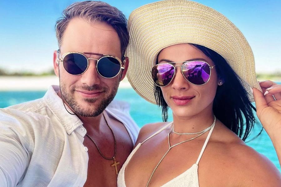 আলাপের মাত্র ৬ সপ্তাহের মধ্যেই বিয়ের সিদ্ধান্ত নিয়েছিলেন ২৯ বছরের ক্যাটি ও ৩৭ বছরের রব। স্বামীর পেশা নিয়ে একেবারেই বিচলিত নন ক্যাটি। পরস্ত্রীর সঙ্গে নীল ছবির দুনিয়ায় রবকে হামেশাই দেখা যায়। তবে এ নিয়ে তাঁদের অন্দরমহলে কখনই অশান্তি হয় না। স্বামীর পেশাকে বরং সম্মানের চোখেই দেখেন ক্যাটি। 