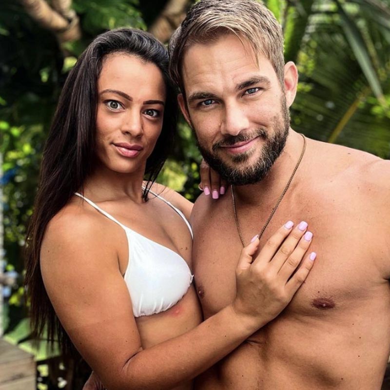 ডেলি স্টারকে নিজেদের প্রেমকাহিনি প্রসঙ্গে ক্যাটি বলেছেন, ‘‘প্রতিটি সম্পর্কই আলাদা হয়। রবকে আমি সম্মান করি। আমি জানি ওর পেশা কী। ওকে কী করতে হয়। কিন্তু ও কখনই ঠকায় না।’’ আসলে ক্যাট ও রব যেন একে অপরের পরিপূরক। 