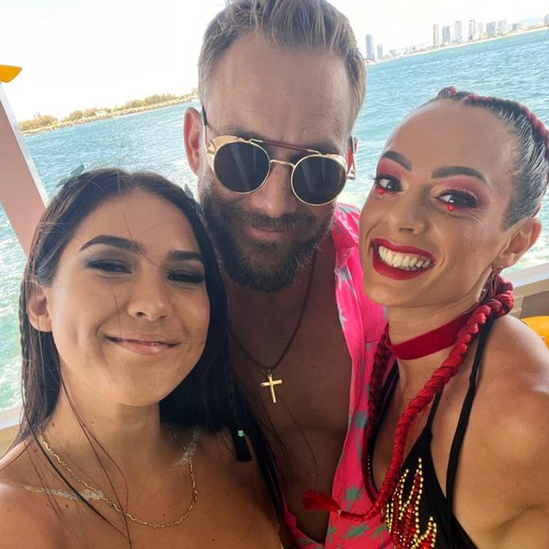 জুটিতে দু’টিতে ভালই সংসার চলছিল ক্যাটি ও রবের। কিন্তু সুখী দাম্পত্য জীবনের একঘেয়েমিতে হাতছানি দিচ্ছিল অন্য রোমাঞ্চ। তাই এক তৃতীয় মানুষের খোঁজ শুরু করলেন তাঁরা। যেন ‘পতি, পত্নী অউর ওহ’। 