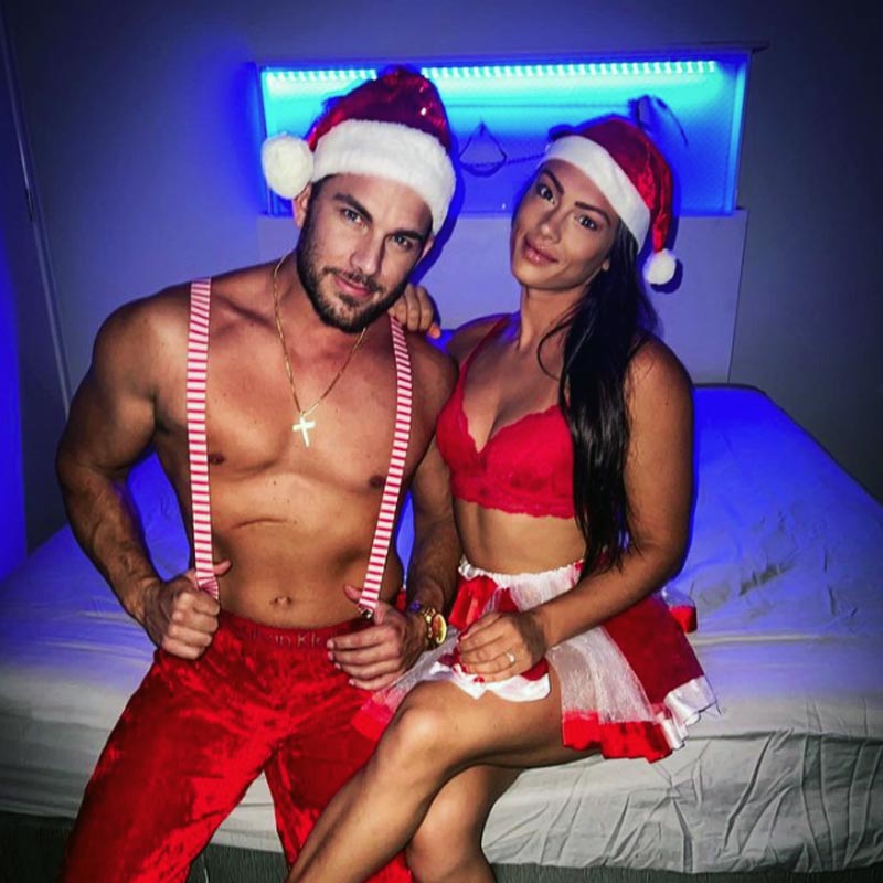 রব ও ক্যাটি দু’জনেই চেয়েছিলেন, তাঁদের সম্পর্কের মধ্যে কোনও এক তৃতীয় ব্যক্তি আসুক। যৌনজীবনে সেই রোমাঞ্চকে উস্কে দিতে তাই তৃতীয় এক নারীকে নিজেদের ঘরে আনলেন রব ও ক্যাটি। তাঁর নাম মদিনা। 