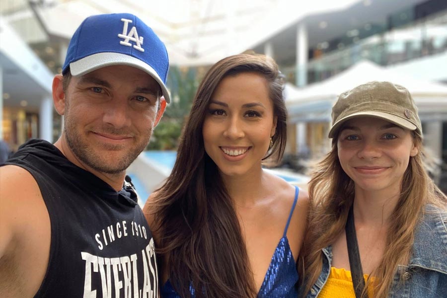 যৌনজীবনে বাড়তি উদ্দীপনার রসদ জোগাতে মদিনাই এখন ভরসা রব ও ক্যাটির অন্দরমহলে। এই ত্রয়ী এখন নিজেদের মতো করে ফুরফুরে জীবন উপভোগ করছেন। তিন জনই একে অপরকে পছন্দ করেন। আর তার জেরেই বোধ হয় এই ত্রয়ীর বন্ধন আরও নিবিড় হয়েছে।