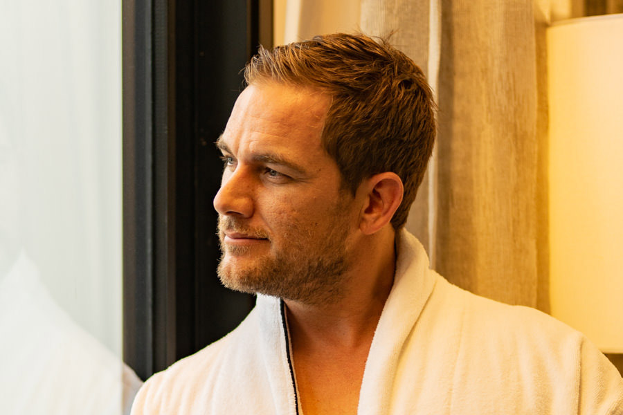 নীল ছবির দুনিয়ায় অবাধ বিচরণ রবের। শুধু এক জন পর্ন তারকাই তিনি নন। যৌনতার নানা উপাদান নিয়ে ভিডিয়োও তৈরি করেন তিনি। এ জন্য রোজই হরেক রকম বিষয়বস্তুকে বেছে নেন রব। যার মধ্যে অন্যতম বহুগামিতা। অর্থাৎ, একাধিক নারীর সঙ্গে সম্পর্ক। 