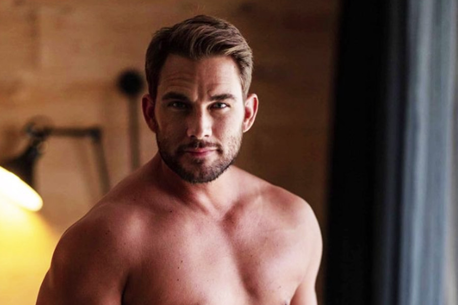 রব নিজেও বহুগামী। তাঁর যখন ১৯ বছর বয়স, সেই সময় বেশি বয়সি ২ মহিলার সঙ্গে যৌনতায় মেতেছিলেন রব। তাঁদের সঙ্গে দীর্ঘ দিন ধরে যৌনতার সম্পর্কে ছিলেন তিনি। 