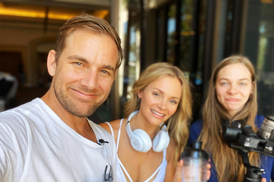 পার্টিতে এমন কিছু ঘর থাকে, যেখানে অনেকে একসঙ্গে যৌনমিলনে মত্ত হন। আবার কোনও যুগল অন্য যুগলকে দেখে যৌনতার খেলায় মাতেন। তবে যাঁরা গোপনীয়তা চান এবং একান্তে নিজের সঙ্গীর সঙ্গে সময় কাটাতে চান, তাঁদের জন্য আলাদা ঘরের ব্যবস্থা থাকে। 