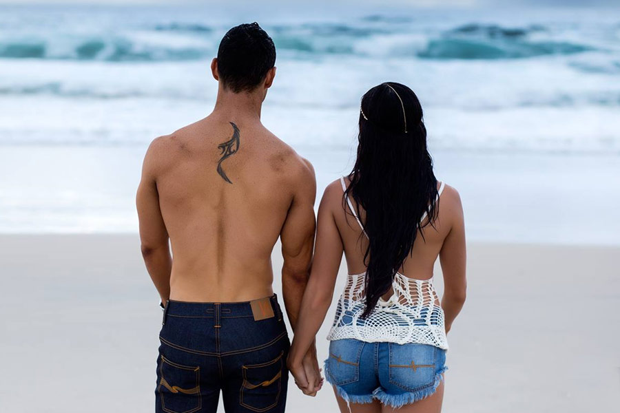 ‘সেক্স পার্টি’তে উদ্দাম যৌনতায় মাতেন সকলে। কিন্তু শারীরিক চাহিদা মেটাতে গিয়ে কোনও রকম ঝুঁকি নেন না কেউই। নিরাপদে যাতে যৌন মিলন করেন সকলে, তার জন্য থাকে কন্ডোমের ব্যবস্থা। রবের কথায়, ‘‘আমাদের দুনিয়ায় নিরাপদে যৌন মিলন খুবই জরুরি।’’