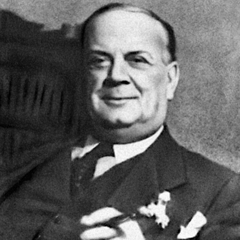 এই বিত্তশালীদের মধ্যে যাঁর নাম প্রথমেই আসে, তিনি হলেন বিশ্বের অন্যতম প্রসাধন সংস্থা ‘গুচি’-র মালিক গুচিয়ো গুচি। ১৮৮১ সালে ইতালির ফ্লোরেন্সে গুচিয়োর জন্ম। তাঁর বাবা গ্যাব্রিয়েলো গুচি ছিলেন সান মিনিয়াতোর চামড়ার এক জন দরিদ্র কারিগর। গুচিয়োর মা এলেনা সান্তিনি ছিলেন গৃহবধূ।