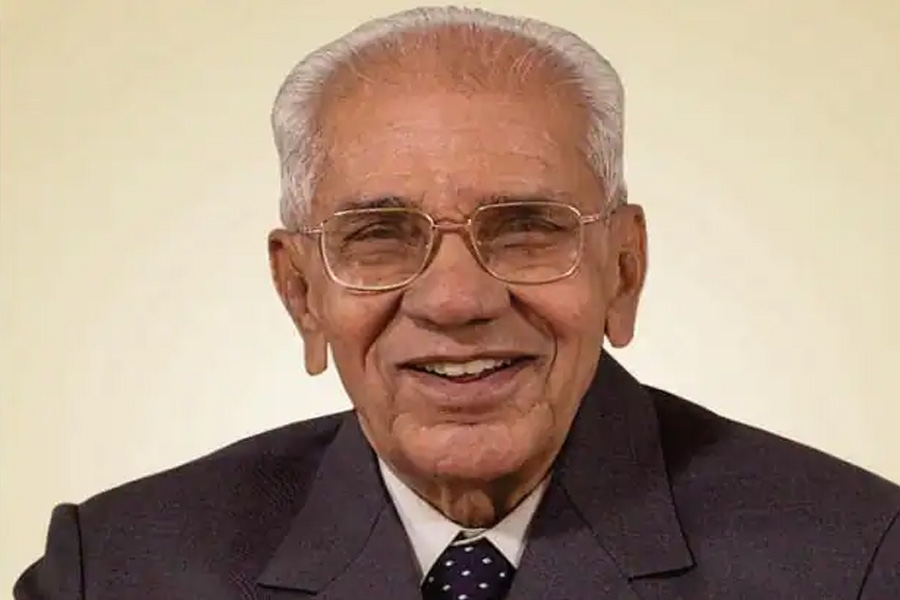 আমদাবাদের গরিব পরিবারে জন্ম নেন ভাদিলাল গান্ধী। সংসার চালাতে ১৯০৭ সালে যুবক ভাদিলাল ছোট্ট একটি দোকানে সোডা বিক্রি শুরু করেন। ধীরে ধীরে আইসক্রিম বিক্রিও শুরু করেন তিনি। শীঘ্রই সারা গুজরাতে তাঁর নাম ছড়িয়ে পড়ে। ভাদিলালের মৃত্যুর পর তাঁর ছেলে রঞ্ছোড়লাল গান্ধী ব্যবসার দায়িত্ব নেন। ৭০-এর দশকে ব্যবসা আরও ফুলেফেঁপে ওঠে। ছোট সেই দোকান শীঘ্রই সাম্রাজ্যে পরিণত হয়।