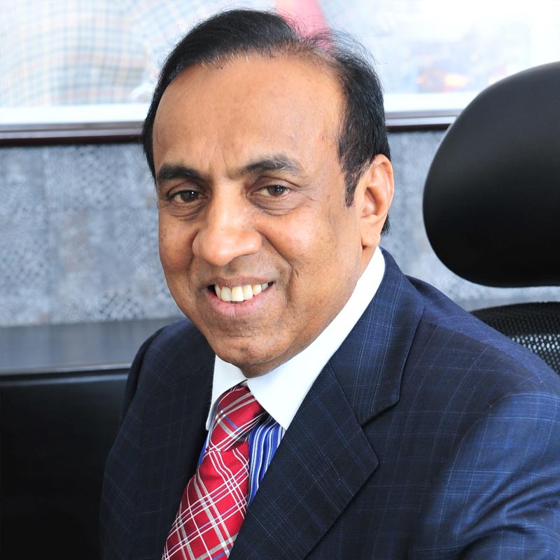 বি রবি পিল্লাই। রবির জন্ম ১৯৫৩ সালের ২ সেপ্টেম্বর কেরলের চাভারা গ্রামে এক দরিদ্র কৃষক পরিবারে। কৃষিকাজ করেই রবির পরিবারের সংসার চলত। ছোটবেলা থেকেই অর্থাভাবের কারণে বহু সংগ্রামের মুখোমুখি হতে হয়েছে রবিকে।