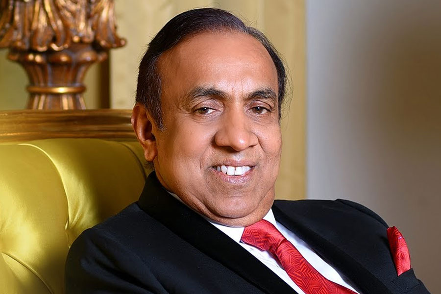 কোচি বিশ্ববিদ্যালয়ে পড়ার সময় থেকেই রবি ব্যবসার দিকে ঝোঁকেন। সেই সময়ে তিনি স্থানীয় এক মহাজনের কাছ থেকে এক লক্ষ টাকা ধার নিয়ে নিজের চিটফান্ড কোম্পানি শুরু করেন। ব্যবসা থেকে অর্থ উপার্জনের পর সবার প্রথমে মহাজনের ঋণ শোধ করেন রবি। এর পর লাভের টাকা জমিয়ে হোটেল তৈরির কাজে হাত লাগান। জীবনে অনেক উত্থান-পতন দেখেছেন রবি। শ্রমিক ধর্মঘটের কারণে তাঁকে এক সময় দীর্ঘদিন ব্যবসা বন্ধও রাখতে হয়েছিল। কিন্তু রবি হাল ছেড়ে দেওয়ার পাত্র ছিলেন না।