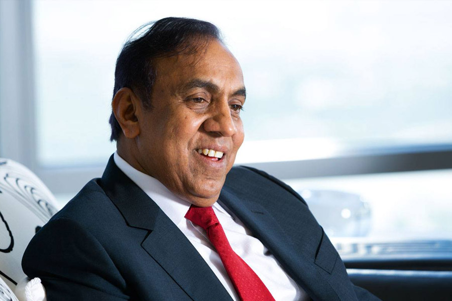 ১৯৭৮ সালে রবি ভারত ছেড়ে সৌদি আরবে চলে যান। সেখানে পৌঁছে শীঘ্রই ১৫০ জন কর্মচারী নিয়ে নাসের এস আল হাজরি কর্পোরেশন (এনএসএইচ) নামে নিজস্ব নির্মাণ সংস্থা শুরু করেন। একটি ফরাসি বিমান সংস্থার কাছ থেকে বড় চুক্তি পাওয়ার পর রবির নির্মাণ ব্যবসা বহুগুণ বেড়ে যায়। কৃষক পরিবারে জন্মগ্রহণ করেও কঠিন সংগ্রাম এবং নিষ্ঠার জোরে রবি বর্তমানে ১ লক্ষ ৯০ হাজার ৮৫৫ কোটি টাকার মালিক। তাঁর কোম্পানিগুলিতে প্রায় ৭০,০০০ কর্মচারী কাজ করেন।