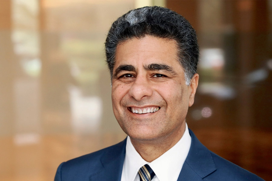 পুনীত রেঞ্জেন। ১৯৮৯ সালে তিনি ‘দালোয়েত’ সংস্থার কর্মী হিসাবে যোগ দেন। বর্তমান তিনি সেই সংস্থারই সিইও। পুনীতের জীবনেও বাধাবিপত্তি কম ছিল না। কিন্তু সেই সমস্ত বাধা কাটিয়ে তিনি এখন এক জন সুপ্রতিষ্ঠিত ব্যবসায়ী।