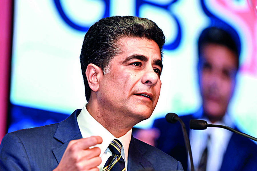 বাবা-মা স্কুলের খরচ বহন করতে না পারায় ছোটবেলাতেই ভাল স্কুল ছাড়তে বাধ্য হন পুনীত। পরে রোহতকের একটি স্থানীয় কলেজ থেকে তিনি স্নাতক হন। এর পর তিনি পত্রিকায় বিজ্ঞাপন দেখে চাকরি খুঁজতে দিল্লি চলে যান।