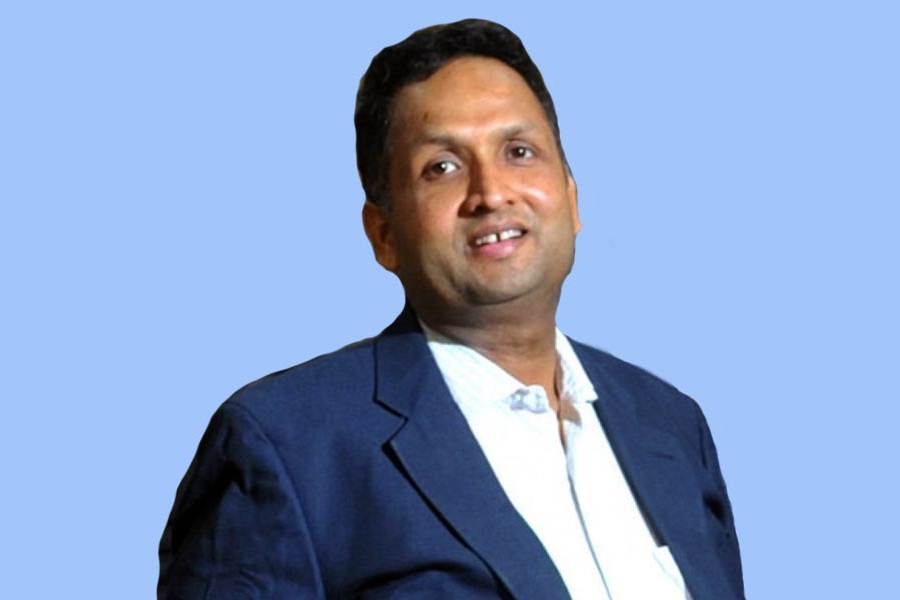 তুষার জৈন। বিলাসবহুল ব্যাগ প্রস্তুতকারী সংস্থা ট্রাওয়ার্ল্ড-এর মালিক তুষার ‌এখন কয়েকশো কোটি টাকার মালিক। কিন্তু তাঁর জীবনের শুরুটা ছিল কণ্টকময়। ১৯৯২ সালে হর্ষদ মেহতার শেয়ার কেলেঙ্কারির শিকার হয়েছিলেন কয়েক হাজার মানুষ। তাঁদেরই একজন ছিলেন ঝাড়খণ্ডের ব্যবসায়ী মুলচাঁদ জৈন। সব হারিয়ে পরিবার নিয়ে পথে বসেছিলেন তিনি। তাঁরই ছেলে তুষার।